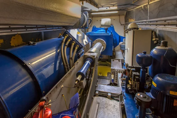 Sistema mecánico en aerogenerador con componentes monitorizados mediante medición industrial para detección de desgaste